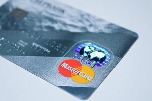 É possível negociar a anuidade do cartão de crédito